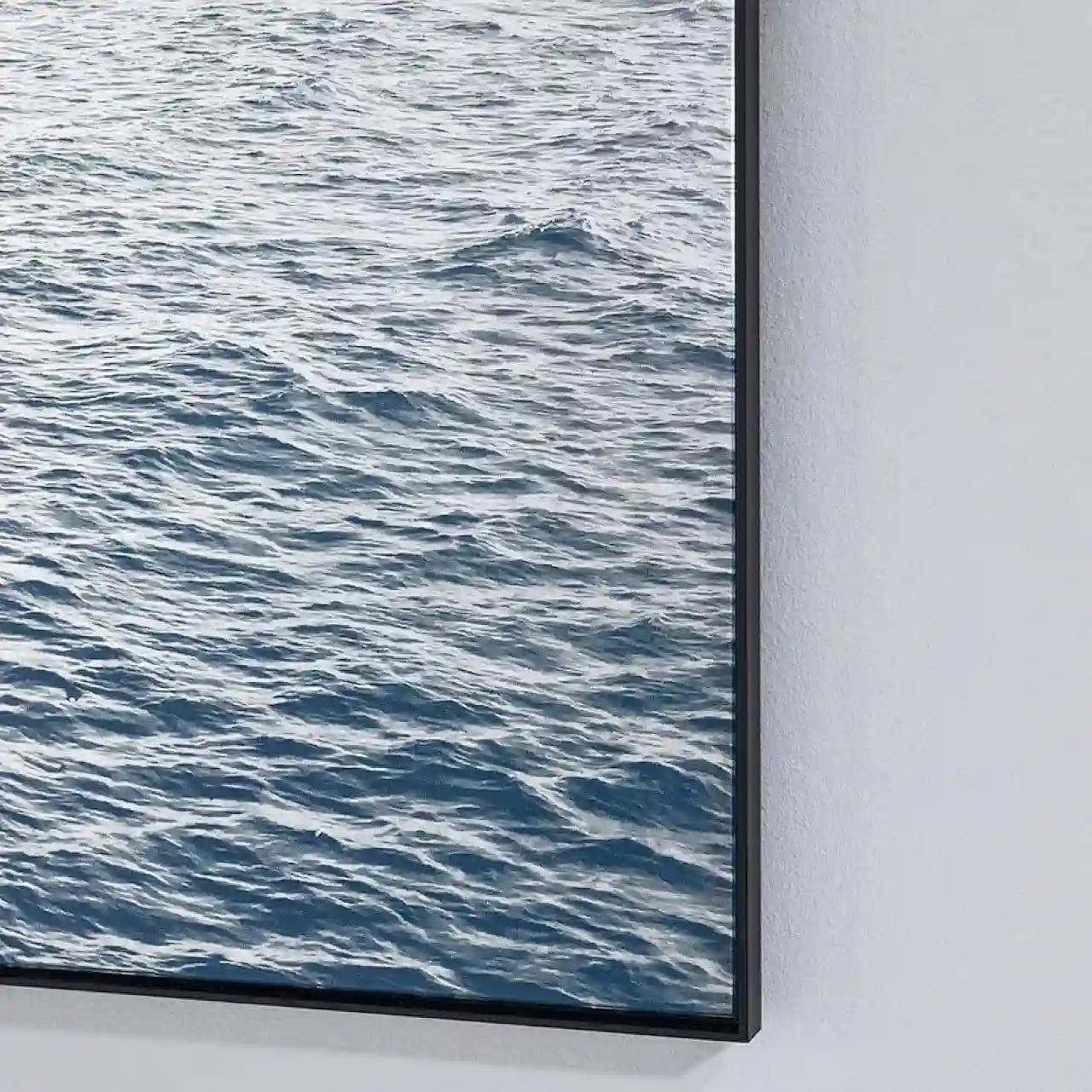 Reflets changeants du verre bleu sérigraphié selon la lumière naturelle