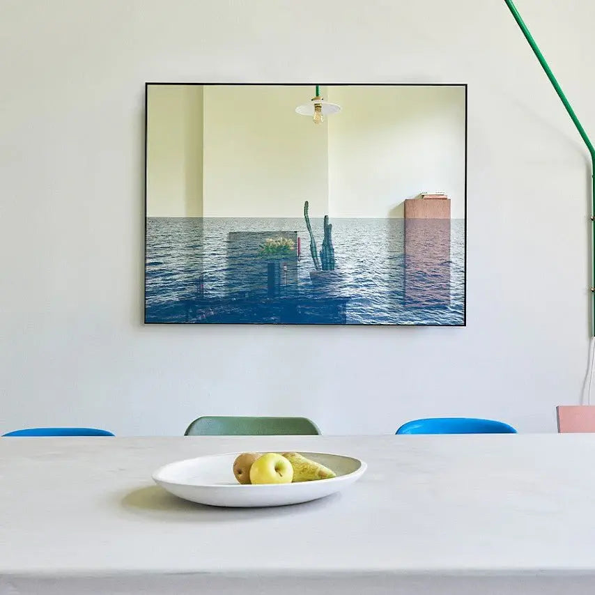 Miroir mural rectangulaire bleu 120x90 cm dans un salon contemporain