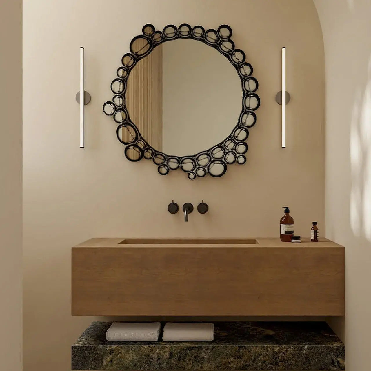 Miroir noir rond 104 cm en décoration murale dans un salon moderne