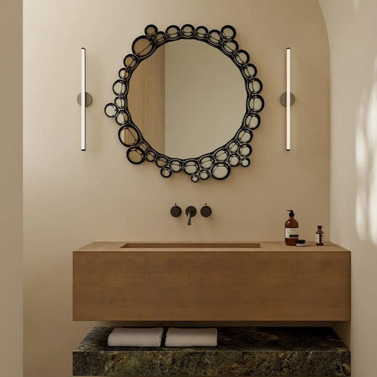 Miroir noir rond 104 cm en décoration murale dans un salon moderne