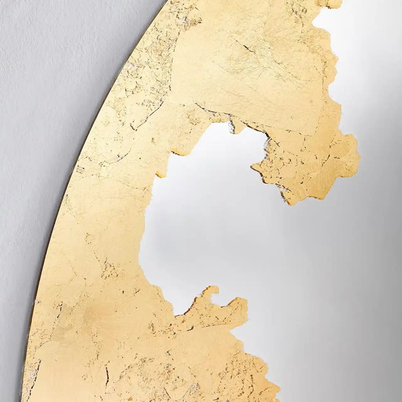 Miroir or rotatif comme point focal décoratif dans une entrée sophistiquée