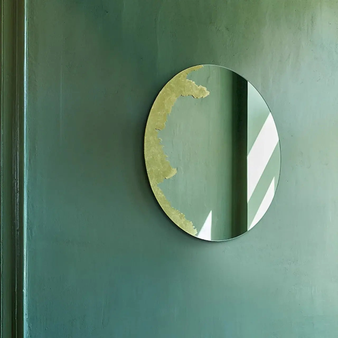 Miroir or rotatif installé dans un salon moderne comme élément décoratif luxueu
