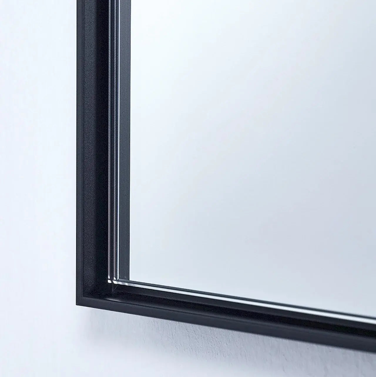 Miroir XXL mural détail cadre aluminium noir satiné
